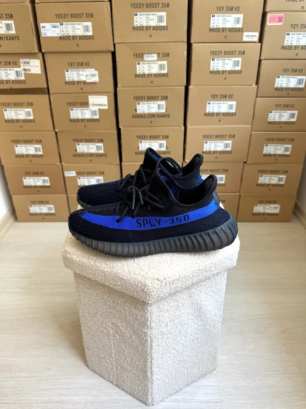 Yeezy Boost 350 V2 Dazzling Blue — mărimea 42 2/3 — foto 1