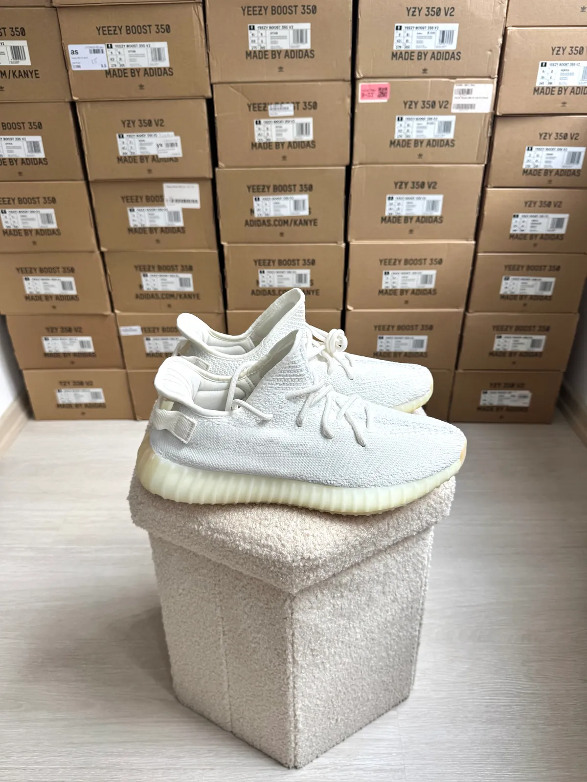 Yeezy Boost 350 V2 Cream / Triple White — mărimea 45 1/3 — foto 3
