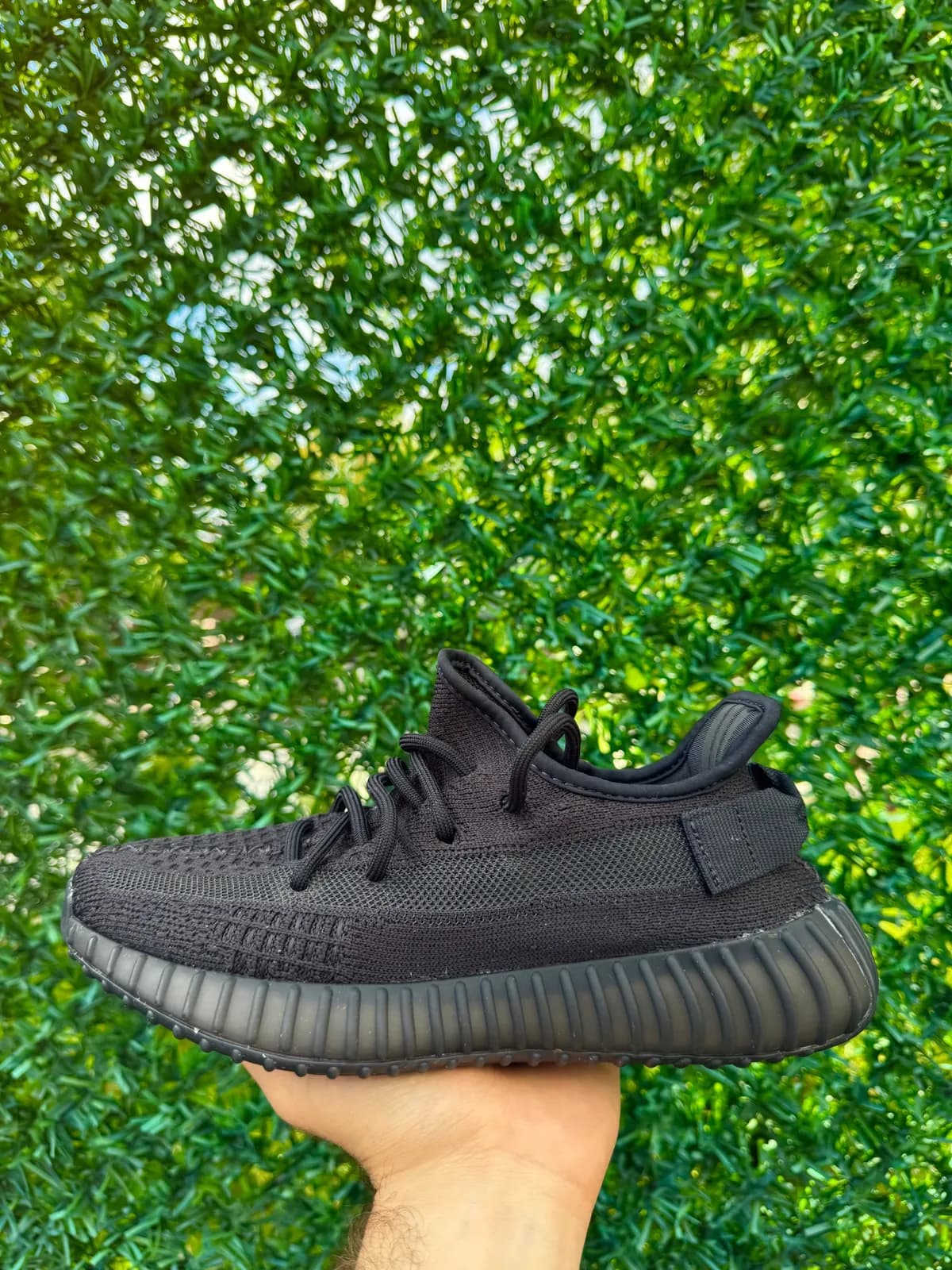 Yeezy Boost 350 V2 Onyx — mărimea 37 1/3 — foto 1