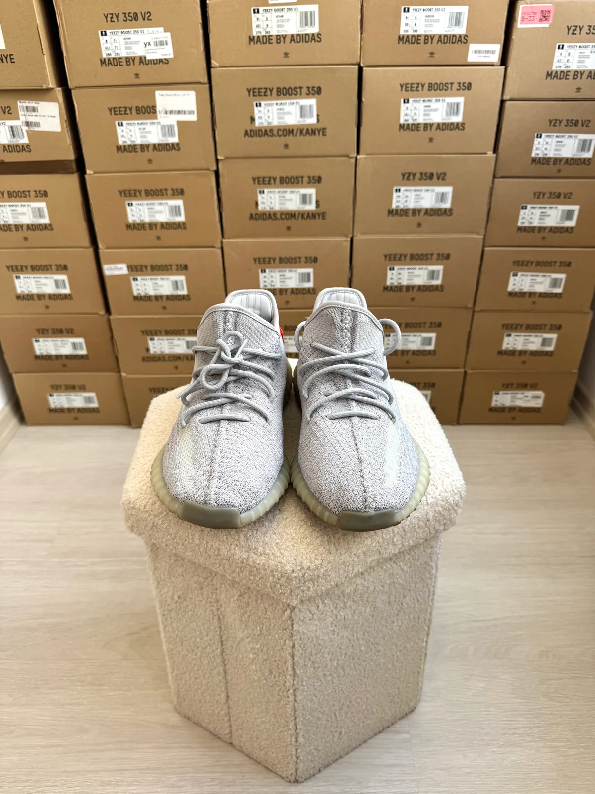 Yeezy Boost 350 V2 Tail Light — mărimea 44 2/3 — foto 2