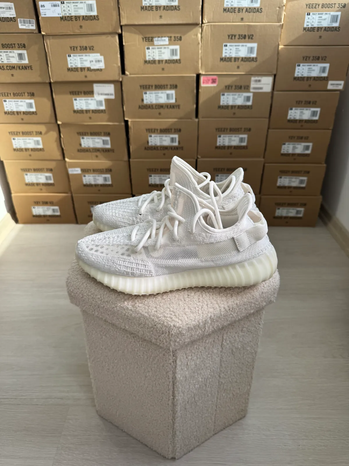 Yeezy Boost 350 V2 Bone — mărimea 42 — foto 1