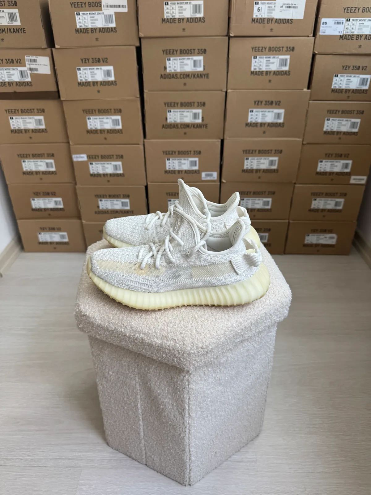 Yeezy Boost 350 V2 Bone — mărimea 37 1/3 — foto 1