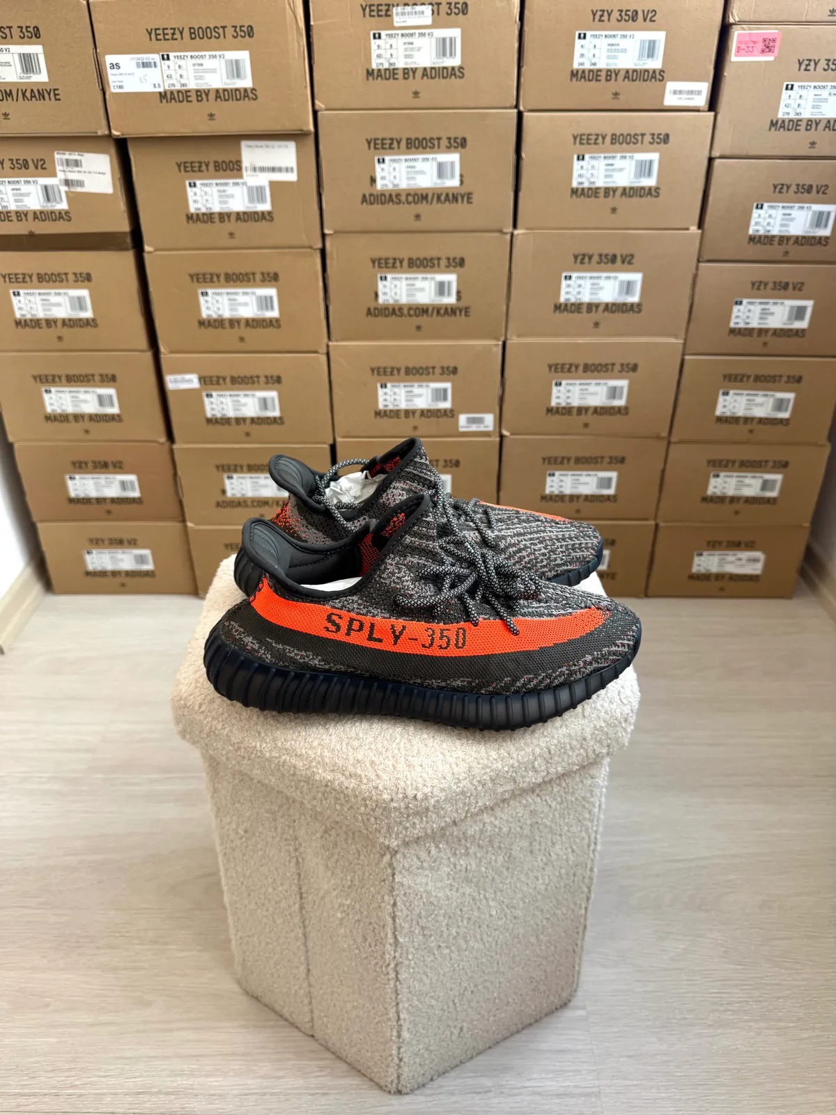 Yeezy Boost 350 V2 Carbon Beluga — mărimea 41 1/3 — foto 3