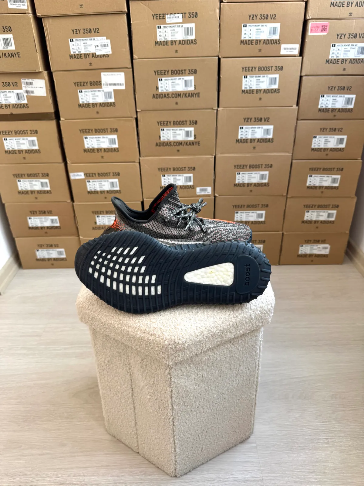 Yeezy Boost 350 V2 Carbon Beluga — mărimea 42 2/3 — foto 4