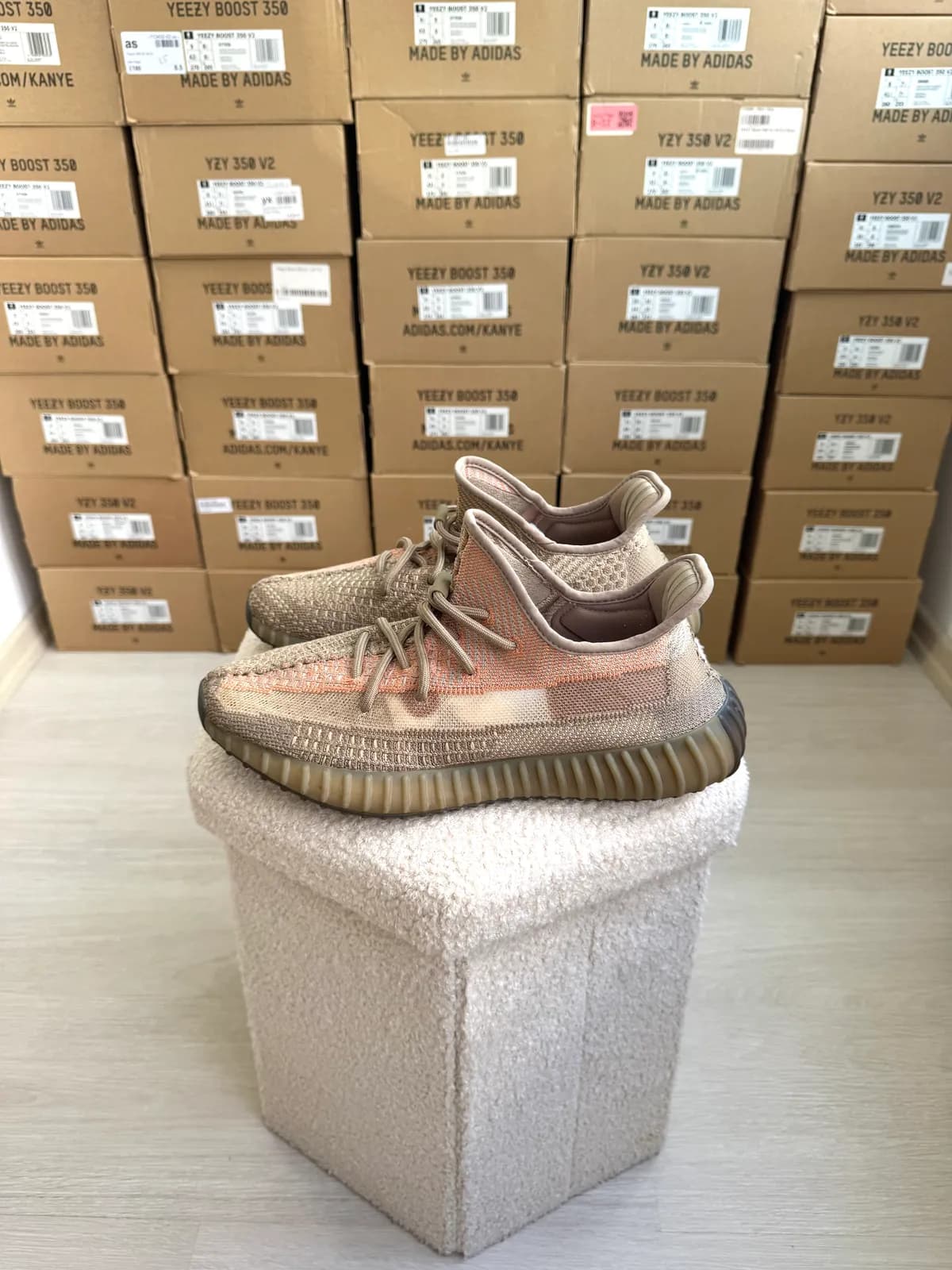 Yeezy Boost 350 V2 Sand Taupe — mărimea 43 1/3 — foto 1