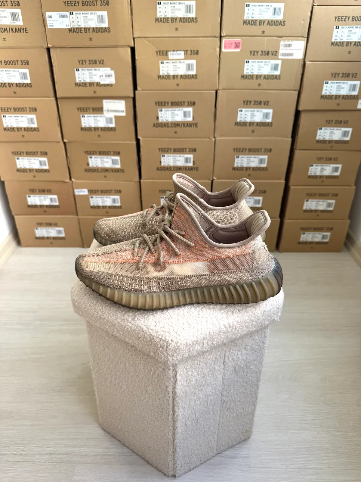 Yeezy Boost 350 V2 Sand Taupe — mărimea 43 1/3 — foto 1
