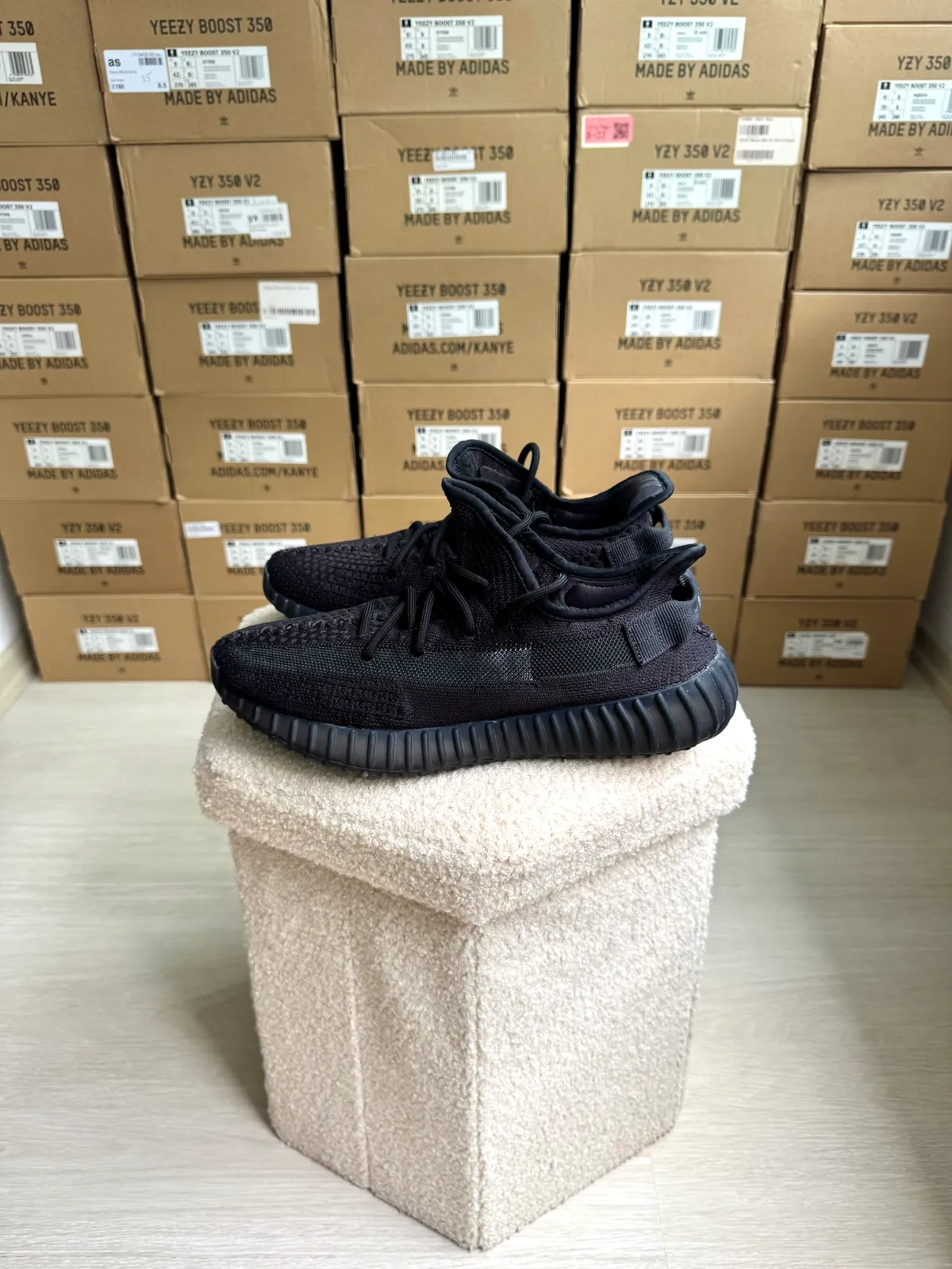 Yeezy Boost 350 V2 Onyx — mărimea 42 — foto 1