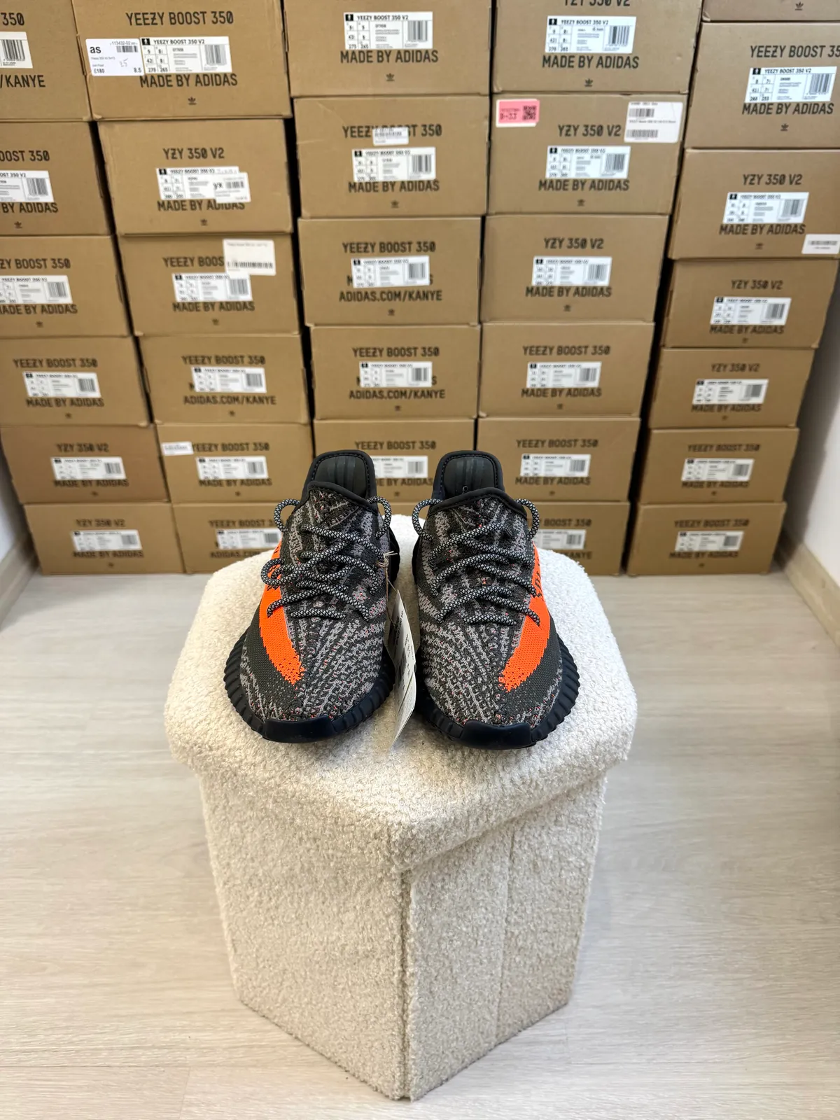 Yeezy Boost 350 V2 Carbon Beluga — mărimea 38 — foto 2