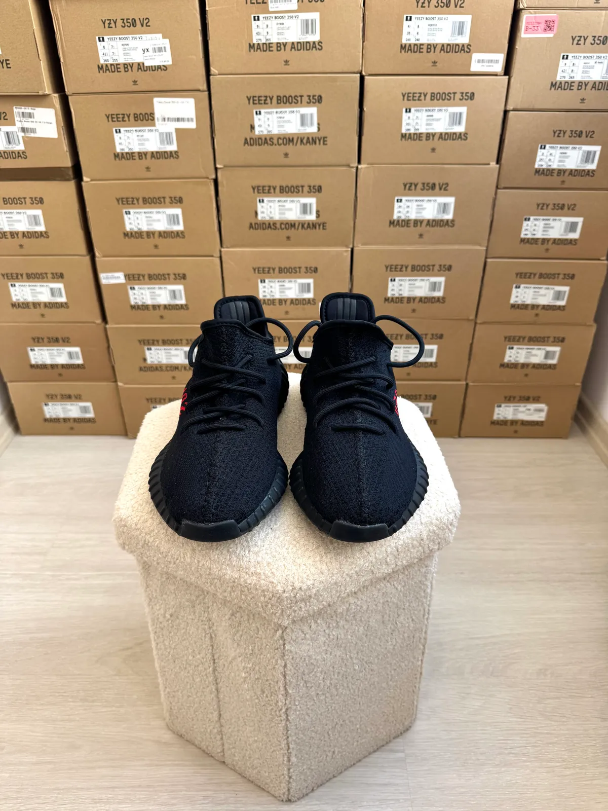 Yeezy Boost 350 V2 Bred — mărimea 46 — foto 2