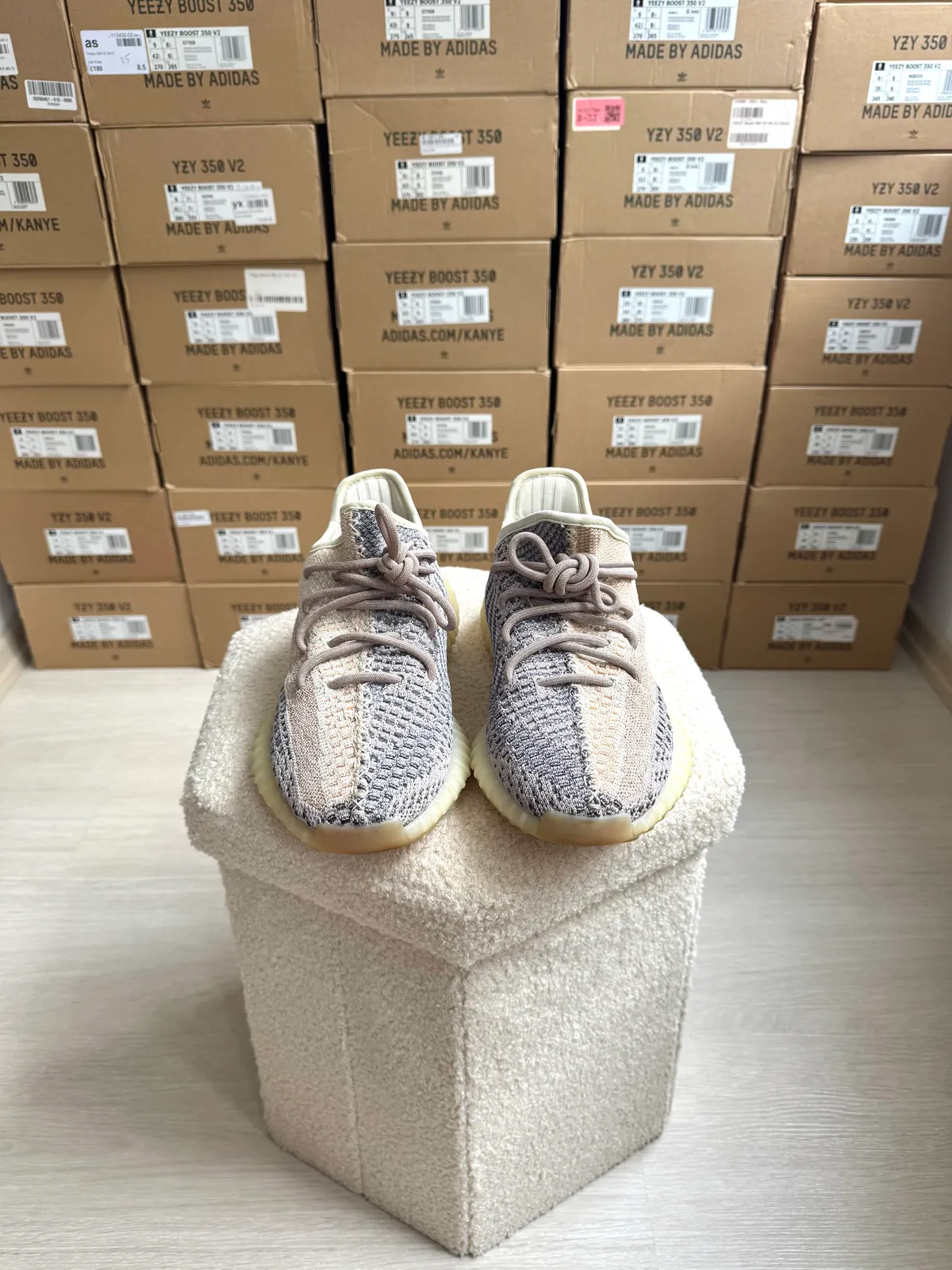 Yeezy Boost 350 V2 Ash Pearl — mărimea 41 1/3 — foto 2