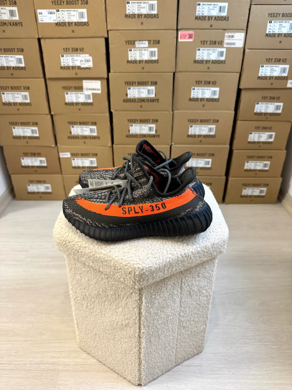 Yeezy Boost 350 V2 Carbon Beluga — mărimea 38 — foto 1