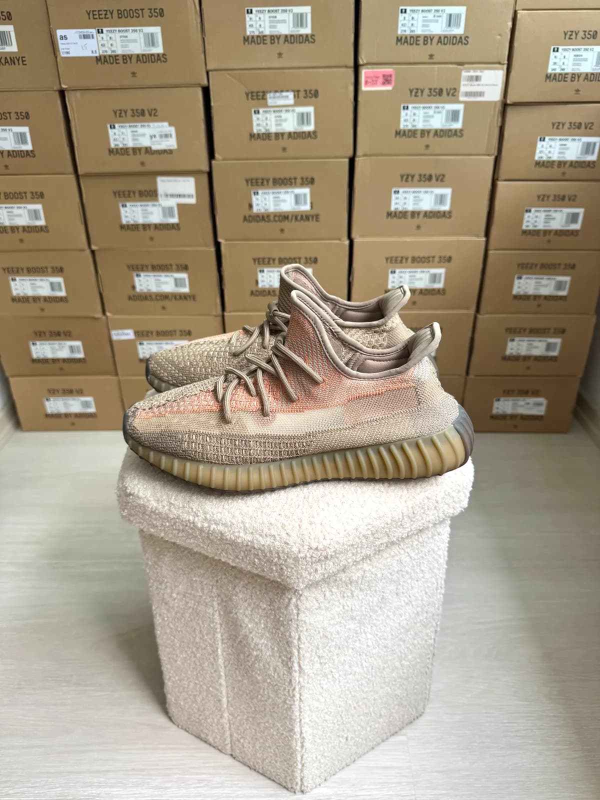 Yeezy Boost 350 V2 Sand Taupe — mărimea 44 2/3 — foto 1