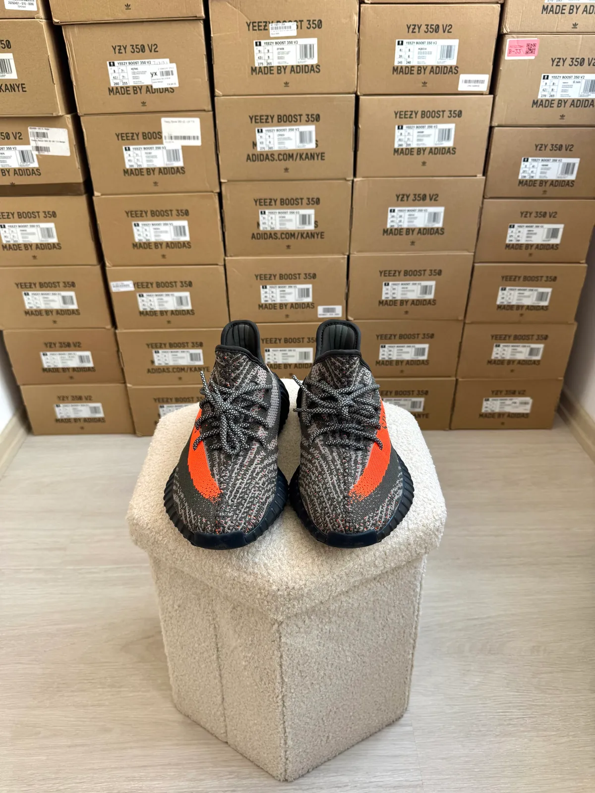 Yeezy Boost 350 V2 Carbon Beluga — mărimea 42 2/3 — foto 2