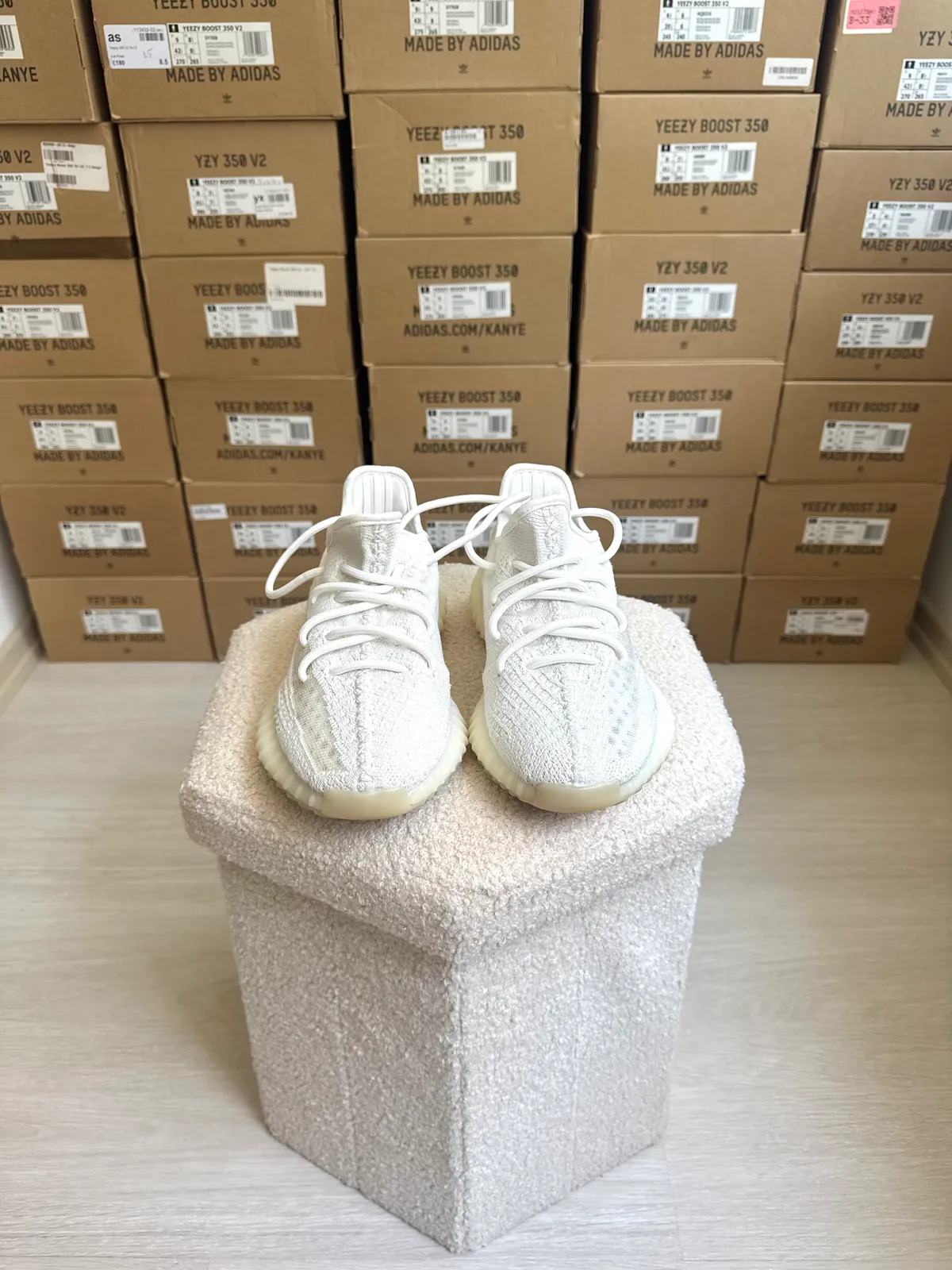 Yeezy Boost 350 V2 Bone — mărimea 39 1/3 — foto 2