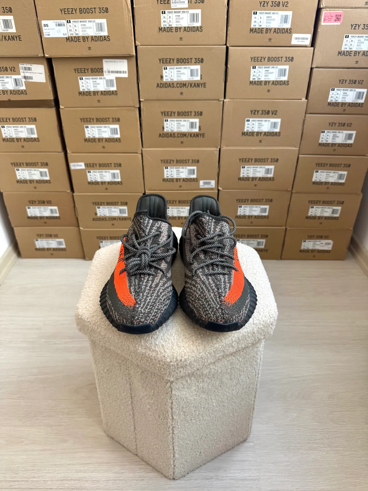 Yeezy Boost 350 V2 Carbon Beluga — mărimea 41 1/3 — foto 2