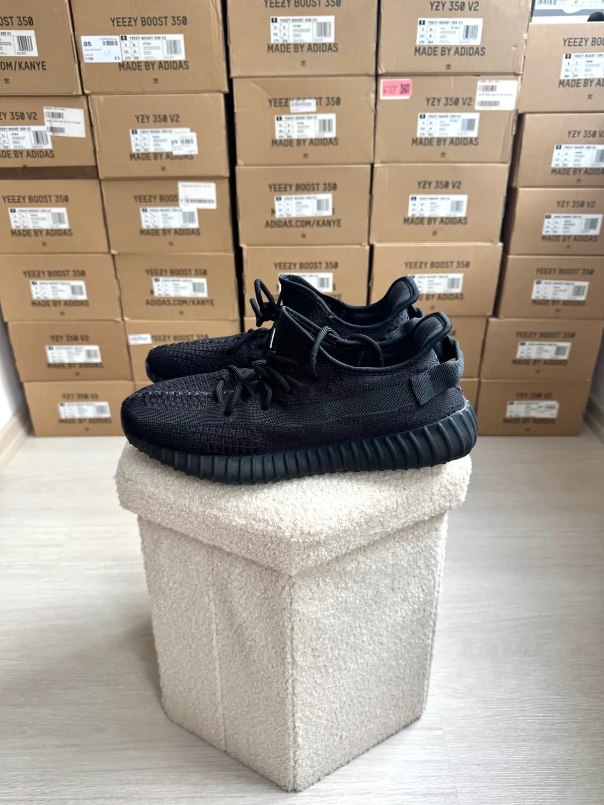 Yeezy Boost 350 V2 Onyx — mărimea 45 1/3 — foto 1