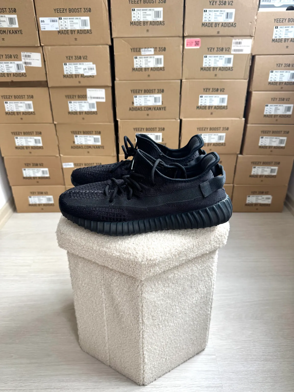 Yeezy Boost 350 V2 Onyx — mărimea 45 1/3 — foto 1