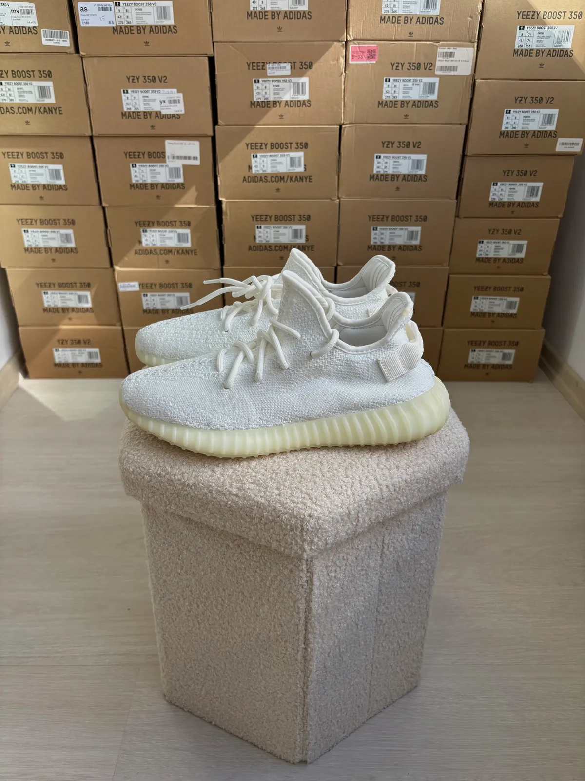 Yeezy Boost 350 V2 Cream / Triple White — mărimea 43 1/3 — foto 1
