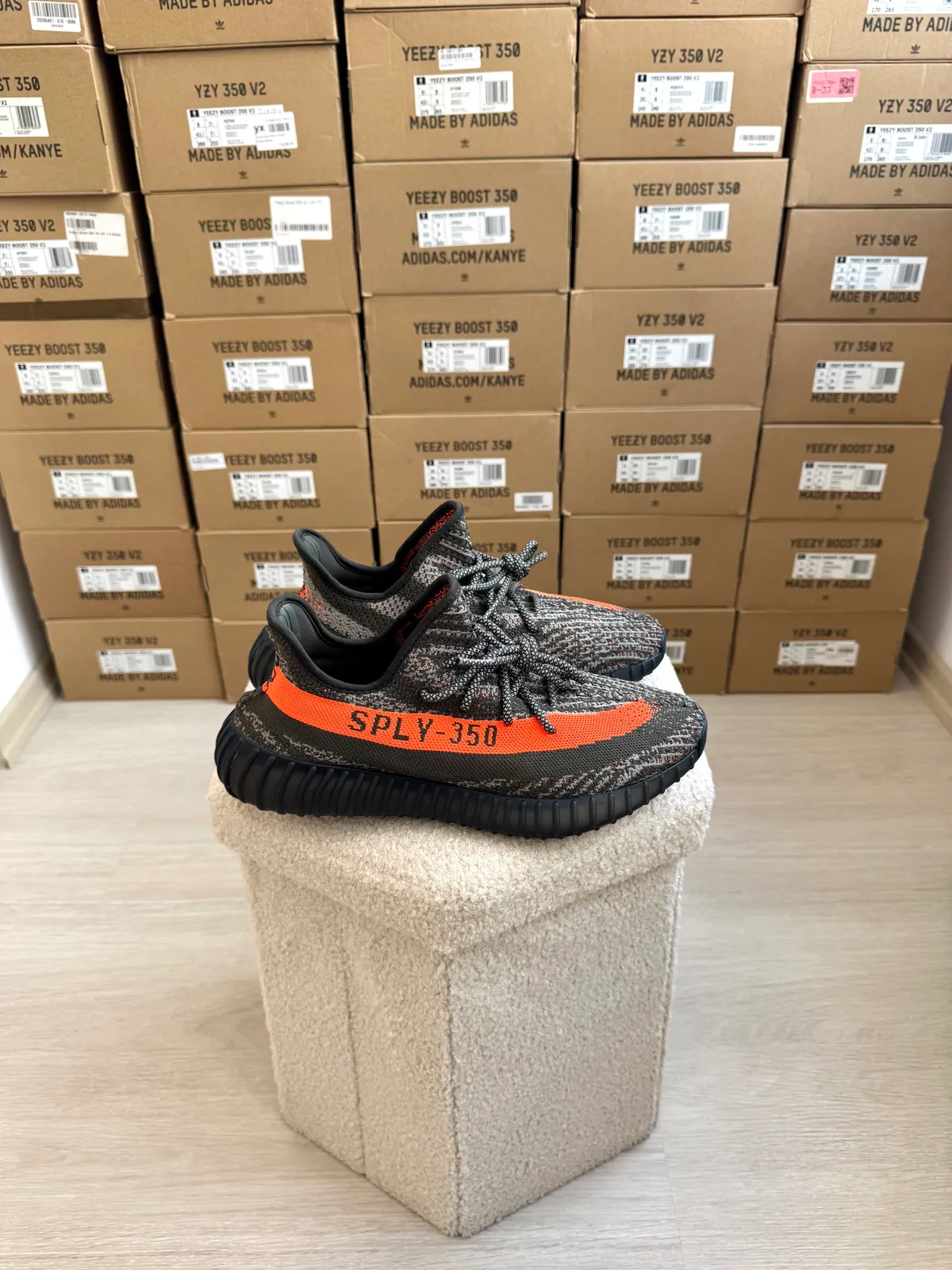 Yeezy Boost 350 V2 Carbon Beluga — mărimea 42 2/3 — foto 3