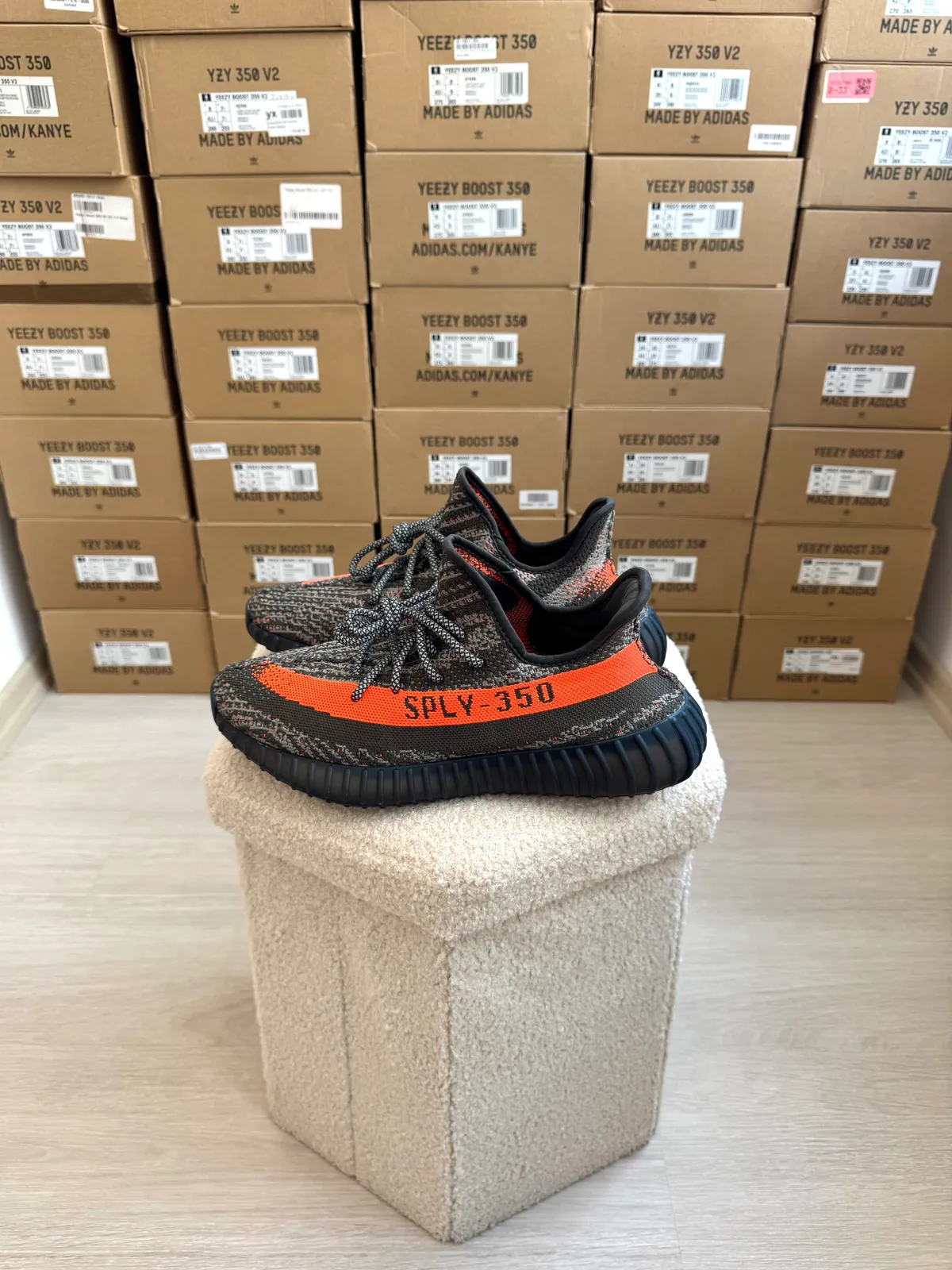 Yeezy Boost 350 V2 Carbon Beluga — mărimea 42 2/3 — foto 1