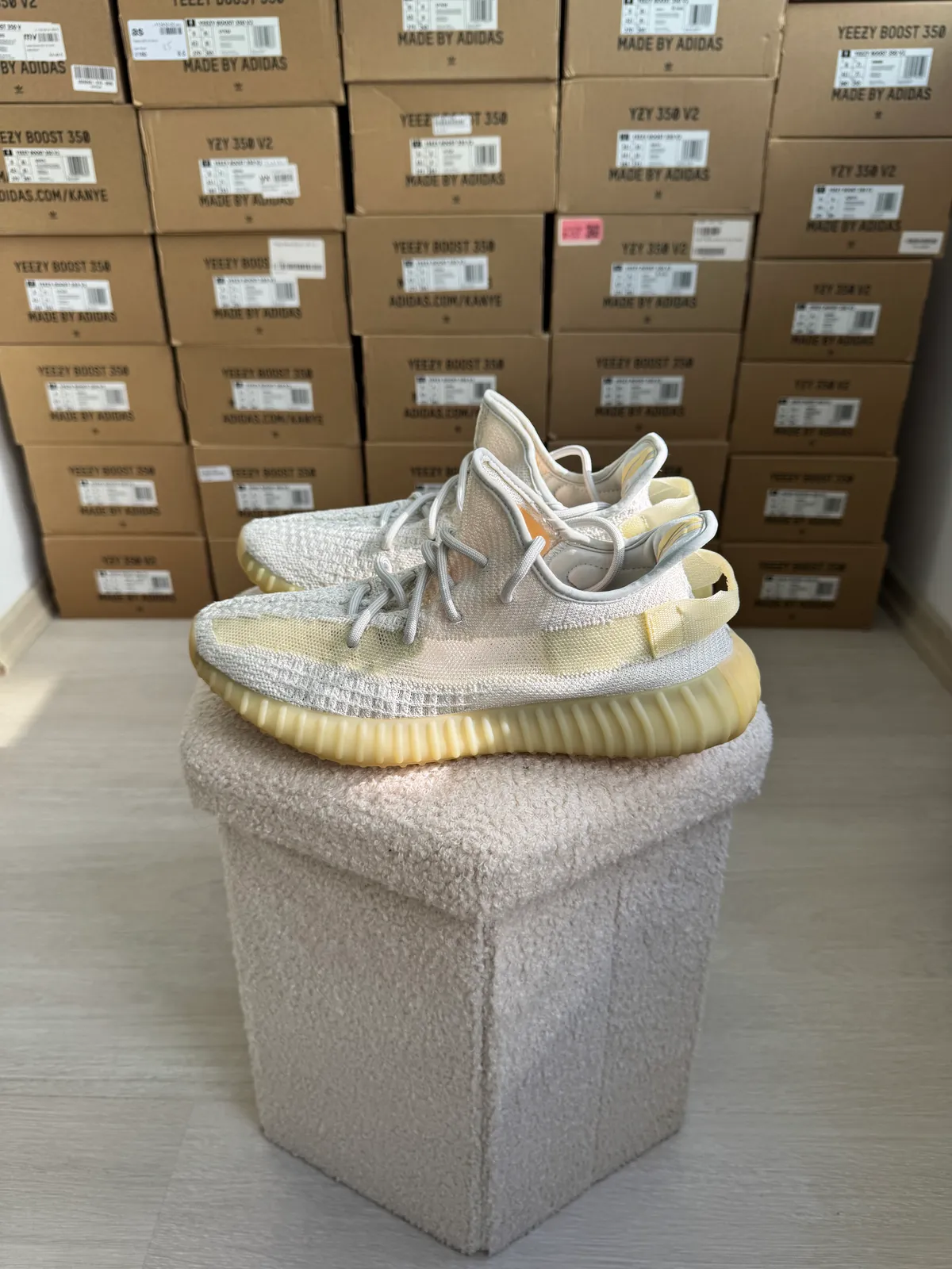 Yeezy Boost 350 V2 Light — mărimea 43 1/3 — foto 1