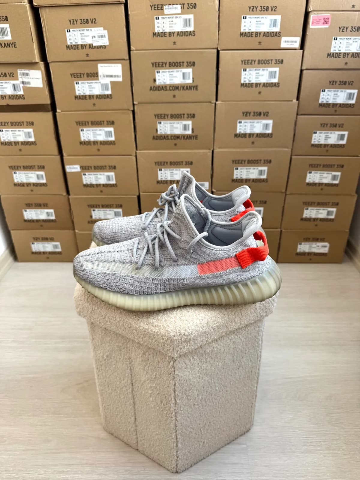 Yeezy Boost 350 V2 Tail Light — mărimea 44 2/3 — foto 1