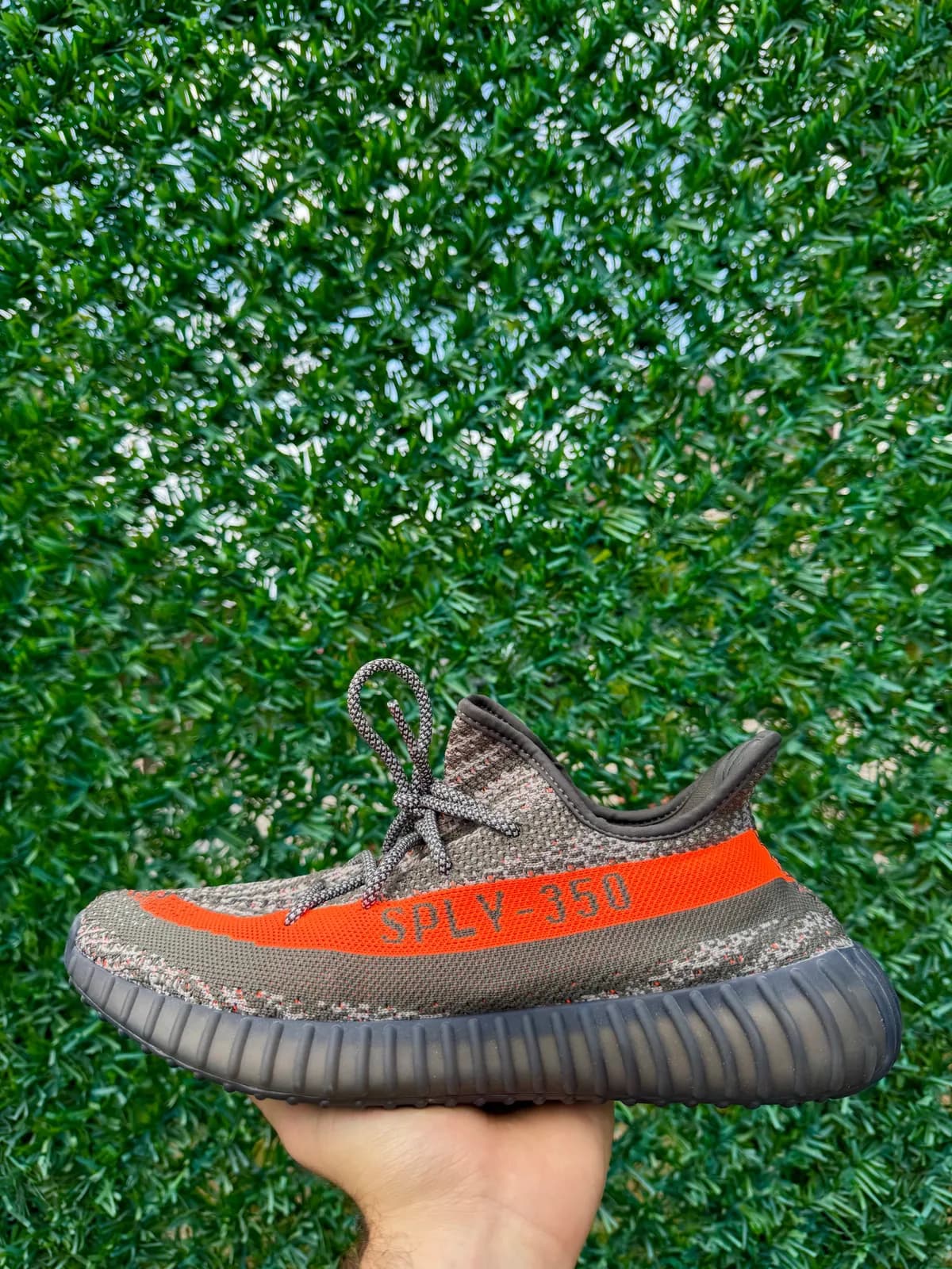 Yeezy Boost 350 V2 Carbon Beluga — mărimea 44 — foto 1