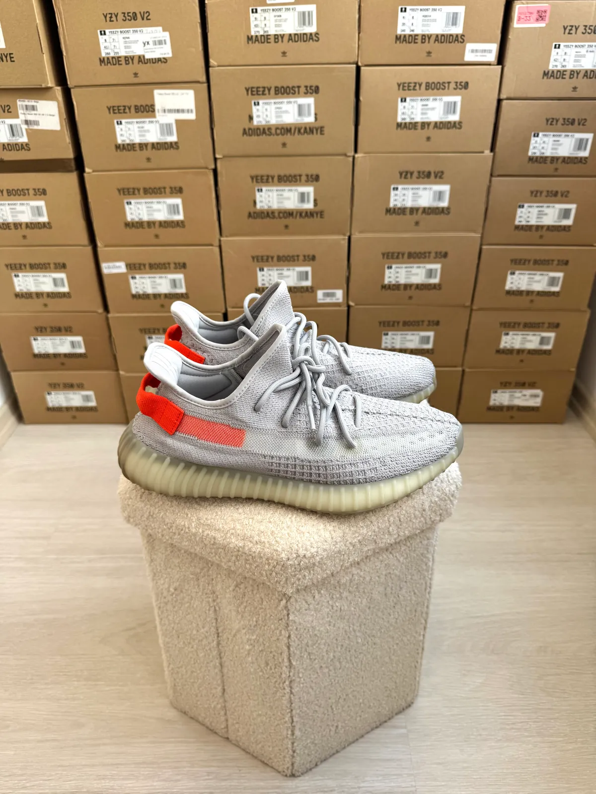 Yeezy Boost 350 V2 Tail Light — mărimea 44 2/3 — foto 3