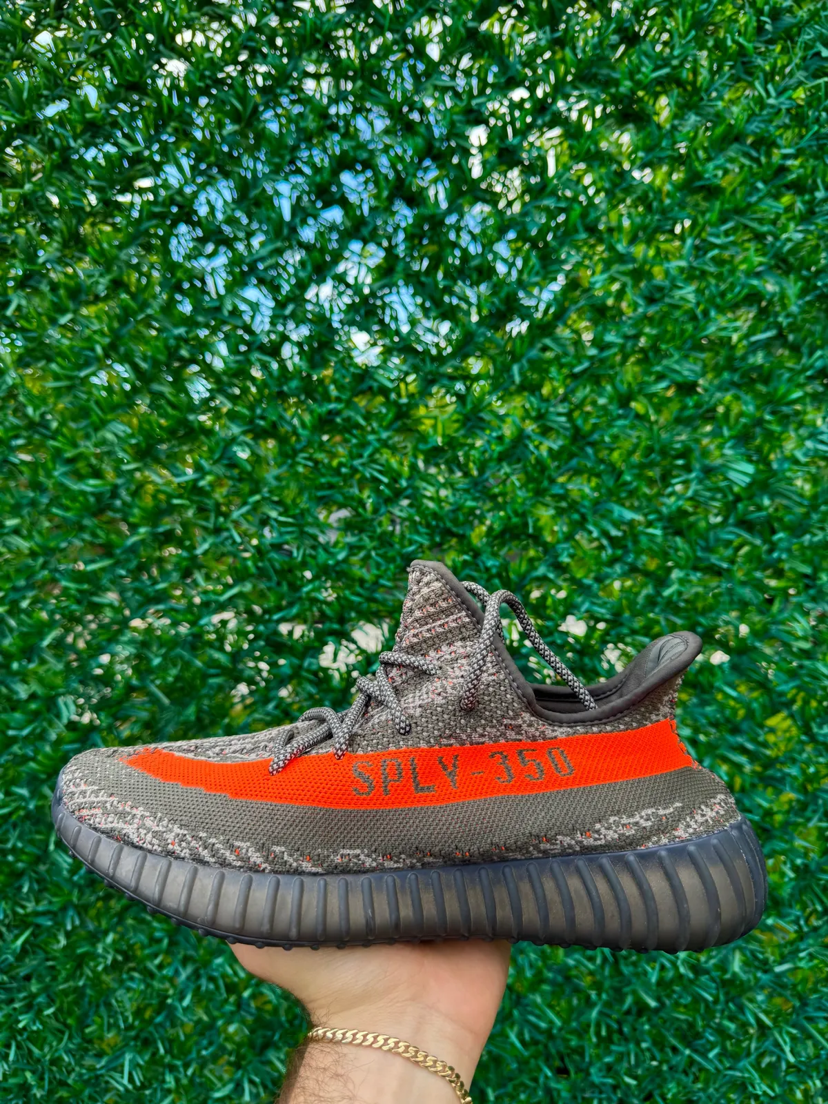 Yeezy Boost 350 V2 Carbon Beluga — mărimea 42 — foto 1