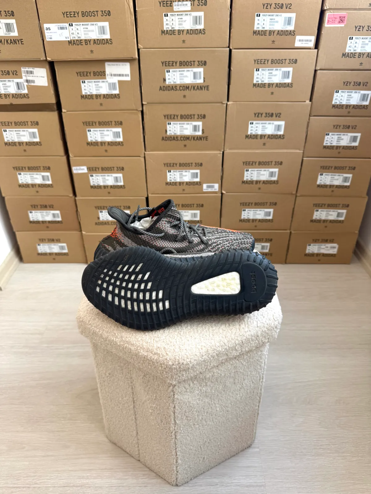 Yeezy Boost 350 V2 Carbon Beluga — mărimea 41 1/3 — foto 4