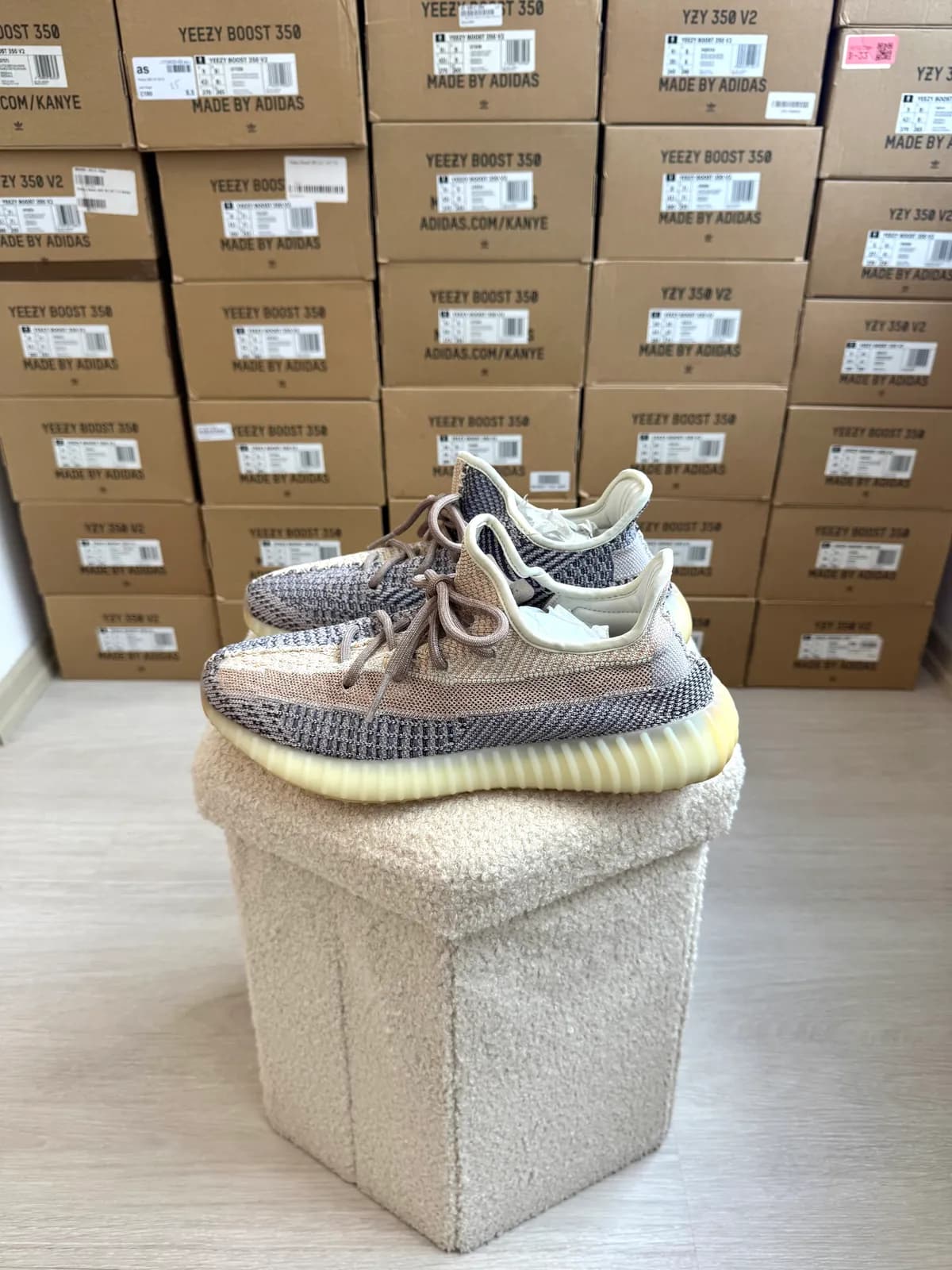 Yeezy Boost 350 V2 Ash Pearl — mărimea 43 1/3 — foto 1