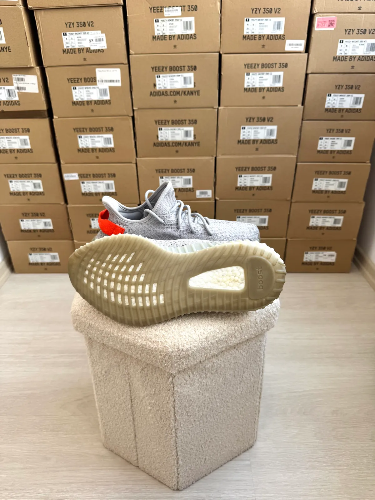 Yeezy Boost 350 V2 Tail Light — mărimea 44 2/3 — foto 4