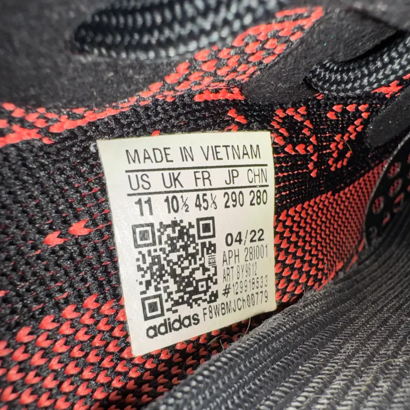 Eticheta de mărime din interiorul unei perechi Yeezy Boost 350 V2