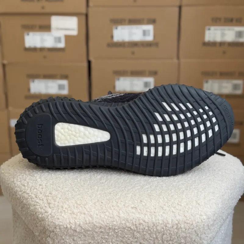 Talpa Boost a unei perechi Yeezy Boost 350 V2