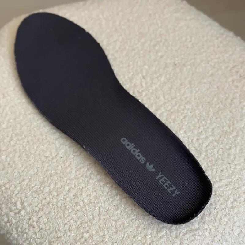 Fața tălpicului, cu inscripția adidas YEEZY